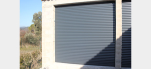 Porte de garage enroulable grise